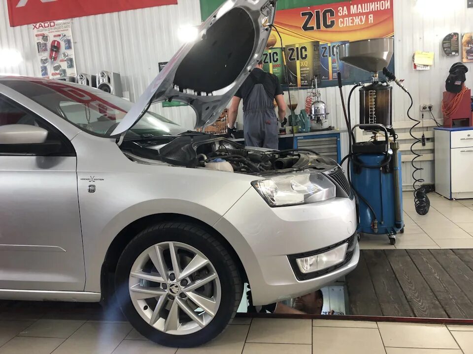 Шкода рапид 2018 масло. Skoda service Oil. 30% На сервис Skoda. Комплект воздушного фильтра Шкода Рапид 2018. Сервис по замене масла через Шкода.