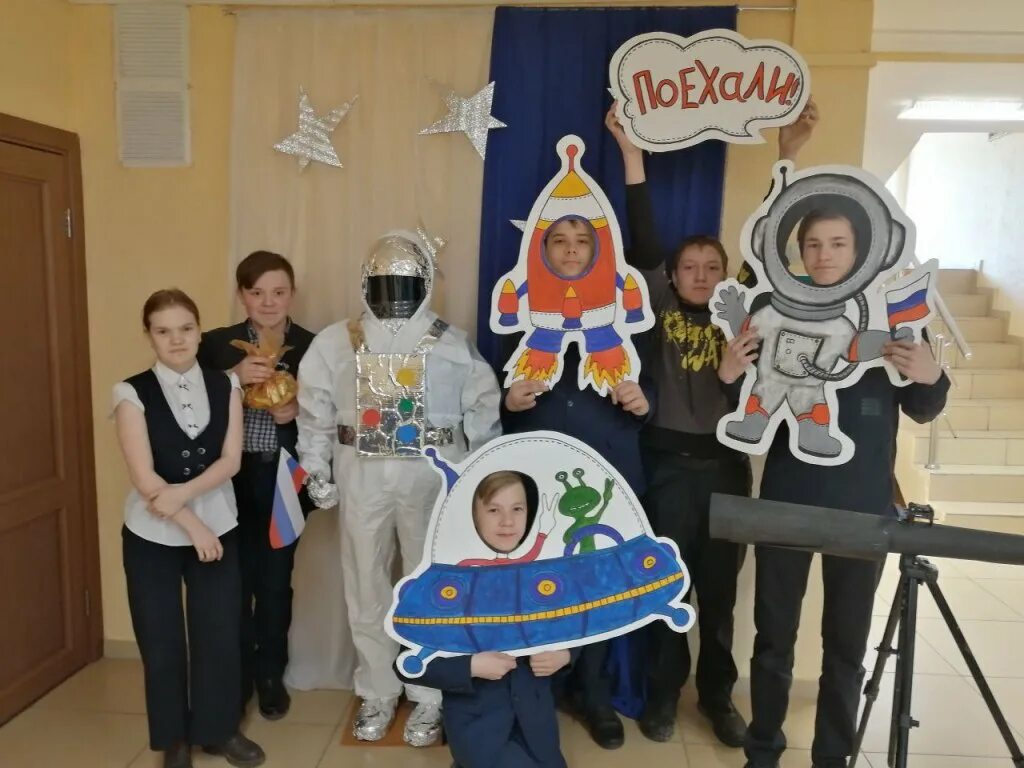 День космонавтики мероприятие для школьников. День космонавтики. Мероприятия ко Дню космонавтики. 12 Апреля день космонавтики. Выставка посвященная Дню космонавтики.
