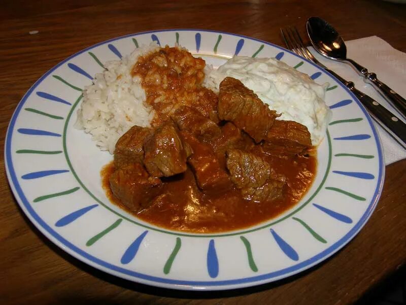Мясо в сливочном масле. Мясо кабана тушеное. Мясо с черносливом. Тушеная говядина с апельсином. Тушеная говядина без масла.