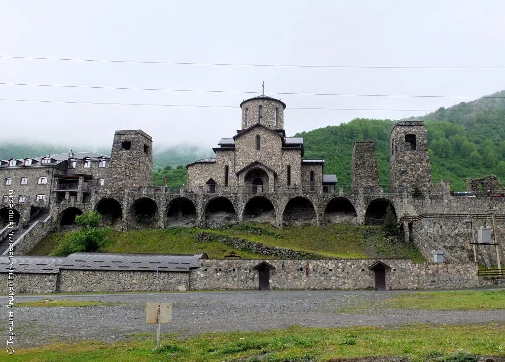 Аланский успенский монастырь северная. Аланский Успенский мужской монастырь. Аланский Успенский монастырь Северная Осетия. Хидикус Северной Осетии монастырь. Аланский Успенский мужской монастырь, село Хидикус.