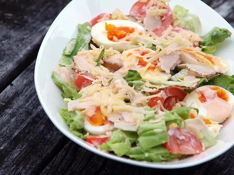 Салат куриное филе помидор. Салат. салат с курицей. салат с курицей и свежими овощами. салат с курицей и помидорами и сыром.