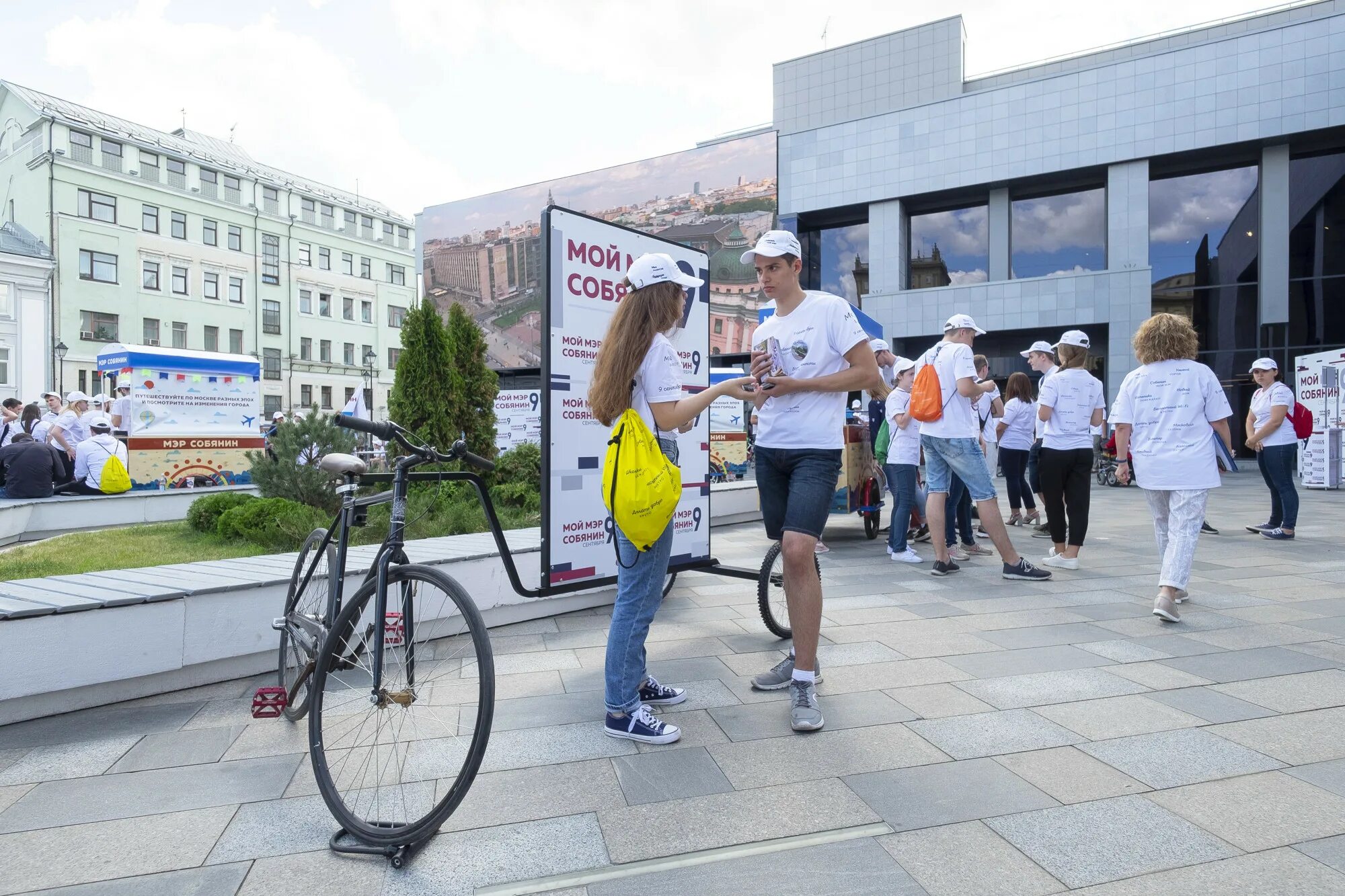 Московские д новости. Московские д новости. Московские д новости. Пункт вакцинации в гуме. Московские д новости.