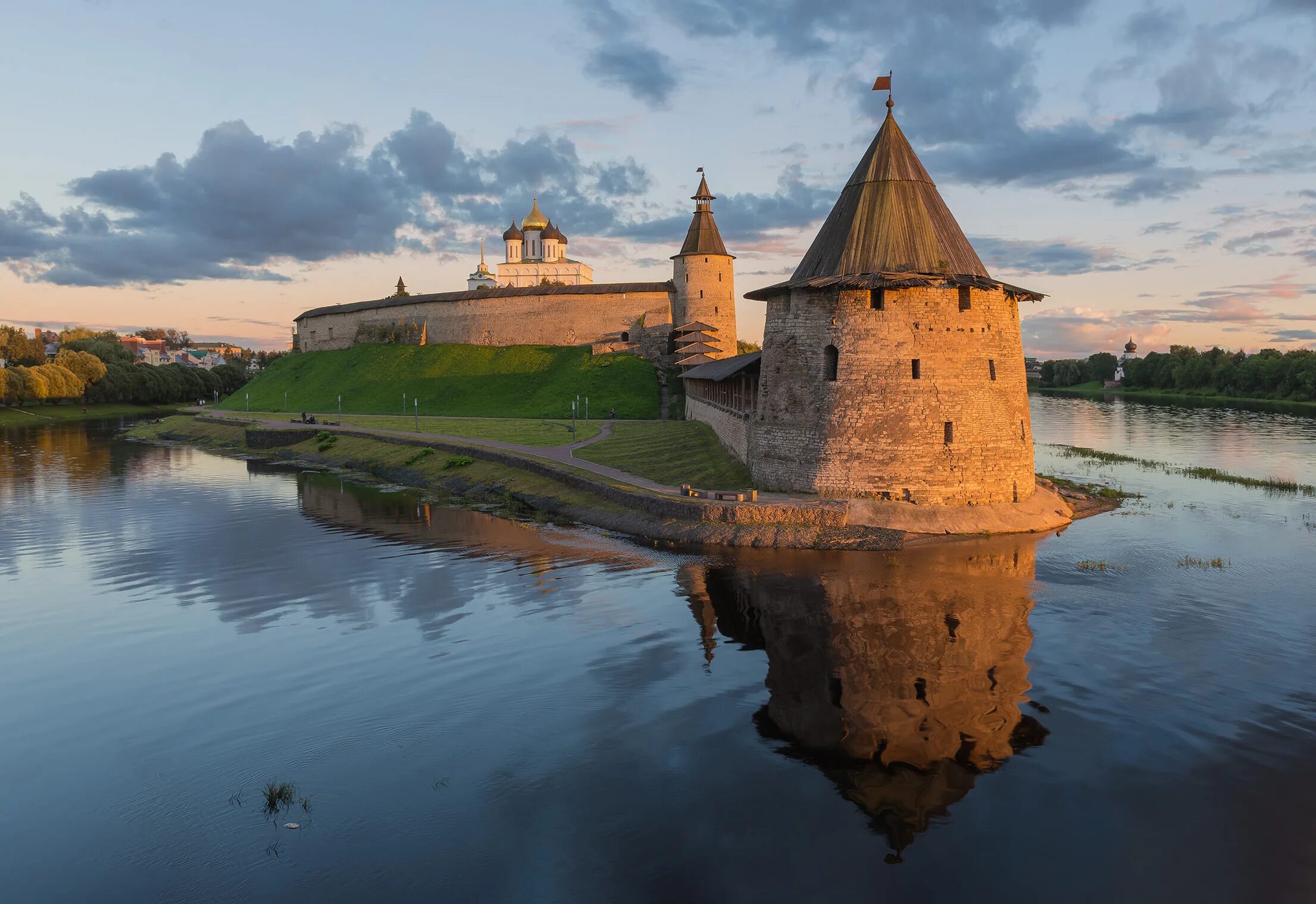 Псковский Кремль Псков. Псков в древней Руси. Псковский Кремль (кром). Река Великая. Река Пскова.. Древняя Русь город Псков.