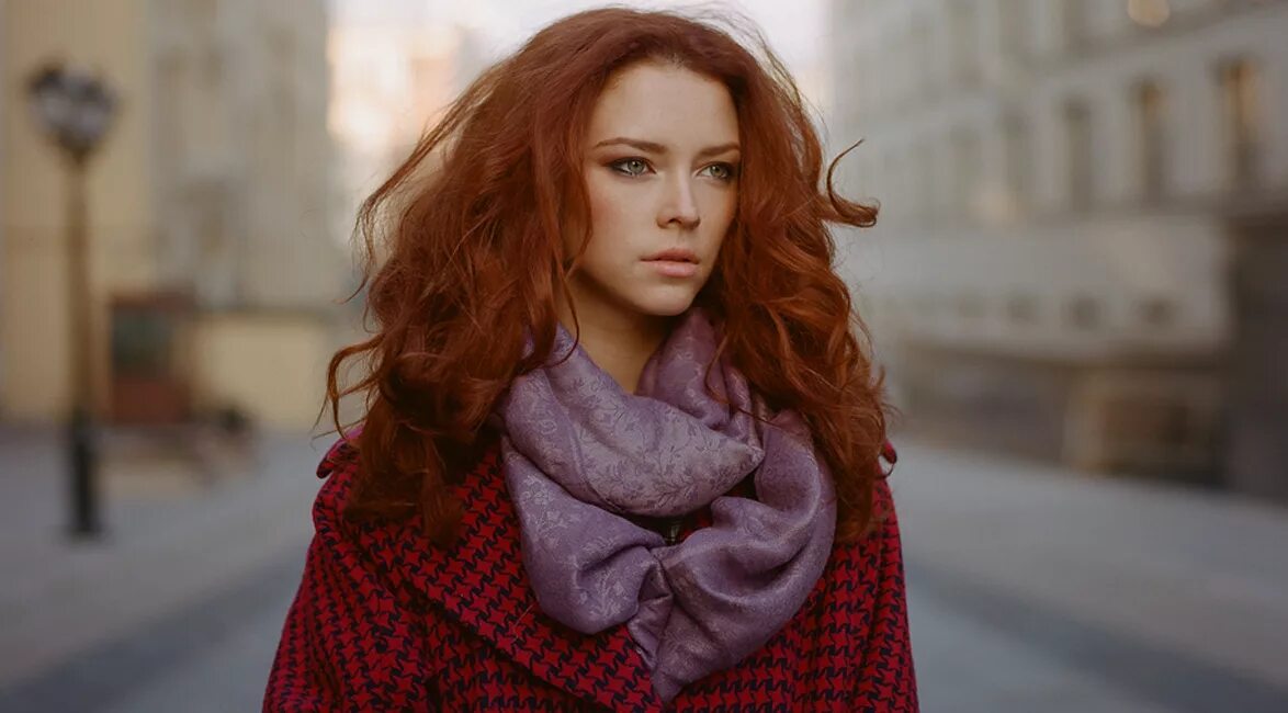 Девушка с темно рыжими волосами. Темно рыжая девушка. Темно рыжие волосы. Каштаново рыжий.