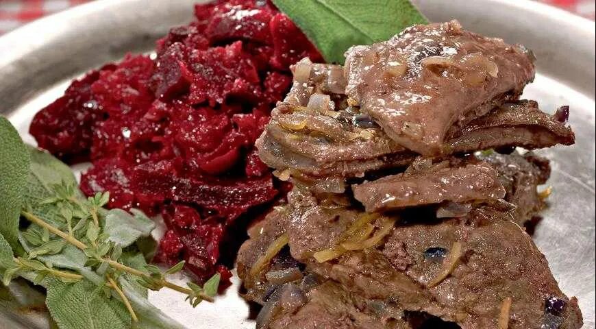 Как вкусно приготовить печень рецепт пошагово. Пиченка. национальной блюда из печени говяжьей. печень говяжья ресторан. красный лук для печени.