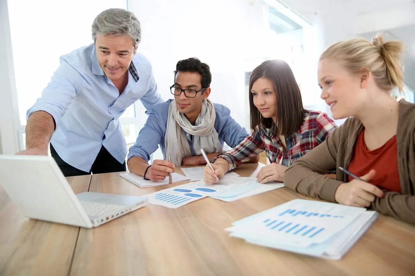 Тренинги для сотрудников. Тренинг. Работа специалист в институте. Бизнес тренинг. Учащиеся студенты.