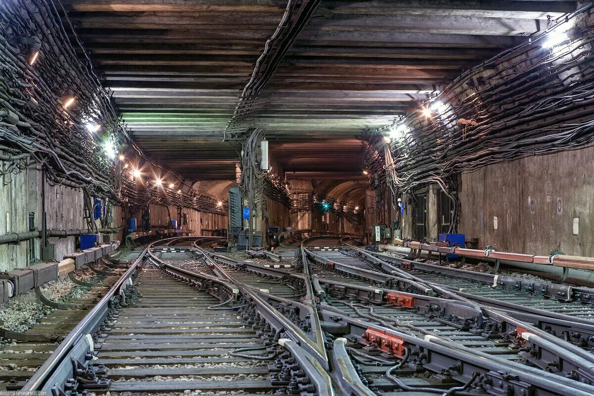 Станция метро александровский. Александровский сад Москва метро. Перегон Александровский сад Арбатская. Станция метро Александровский сад тоннели. Метро Александровский сад Филевской линии.