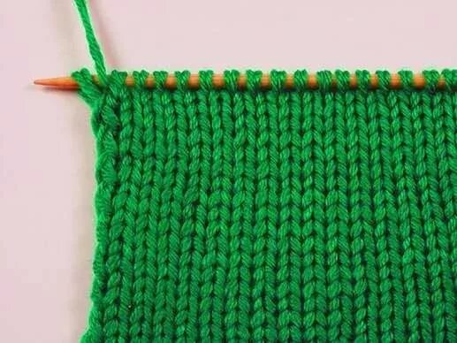 вяжем полотно спицами. вязка лицевыми петлями. узоры со скрещенными петлями. вяжем полотно спицами. чулочная вязка.