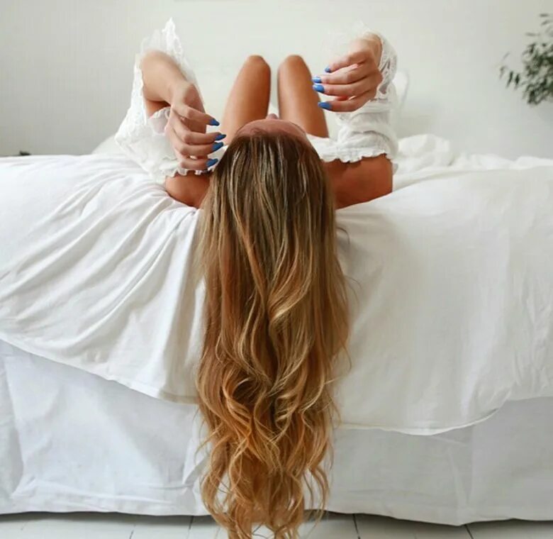 Bedroom hair. Шикарные волосы на подушке. Девушка на кровати с распущенными волосами. Длинные волосы во сне. Девушка лежит с распущенными волосами.