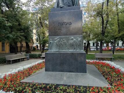 Памятник гоголю