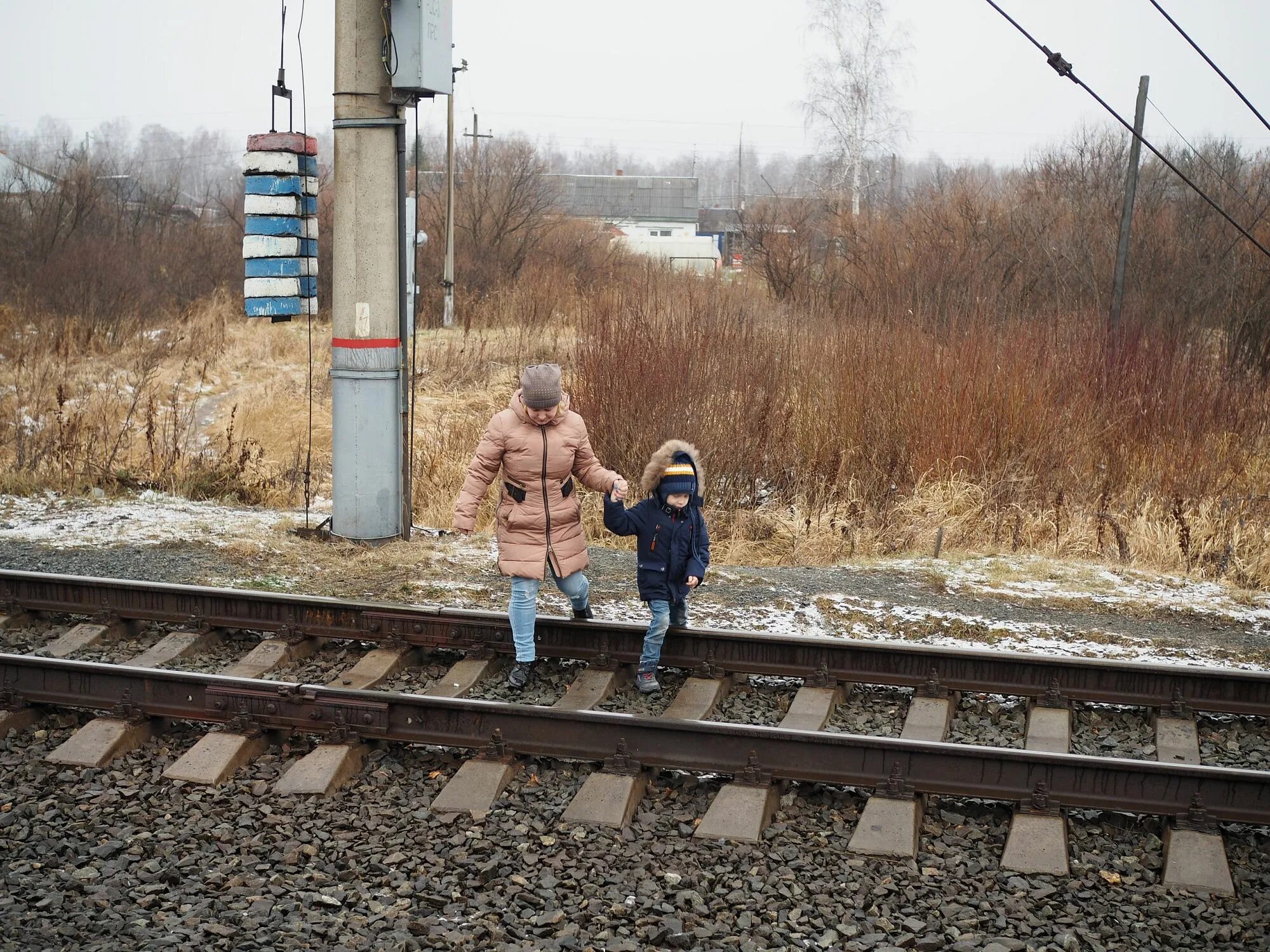 Школьники на железной дороге. Человек переходит железную дорогу. Люди переходят через железную дорогу. Через железнодорожные пути. Переходить железнодорожные пути.