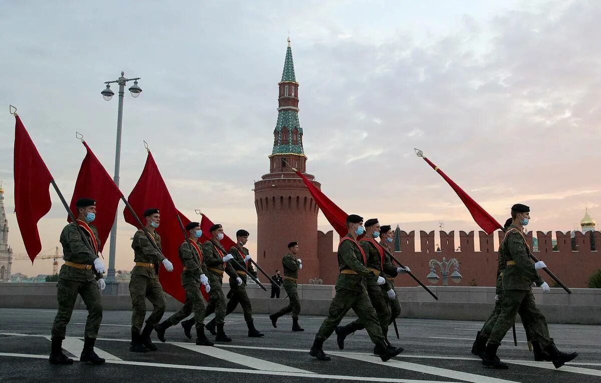 Парад победы будет 9 мая. Парад Победы 2010 года на красной площади в Москве. Парад Победы в Москве 24 июня 2020. Парад 9 мая 2020 в Москве. Военный парад в честь 75-летия Победы в Москве.