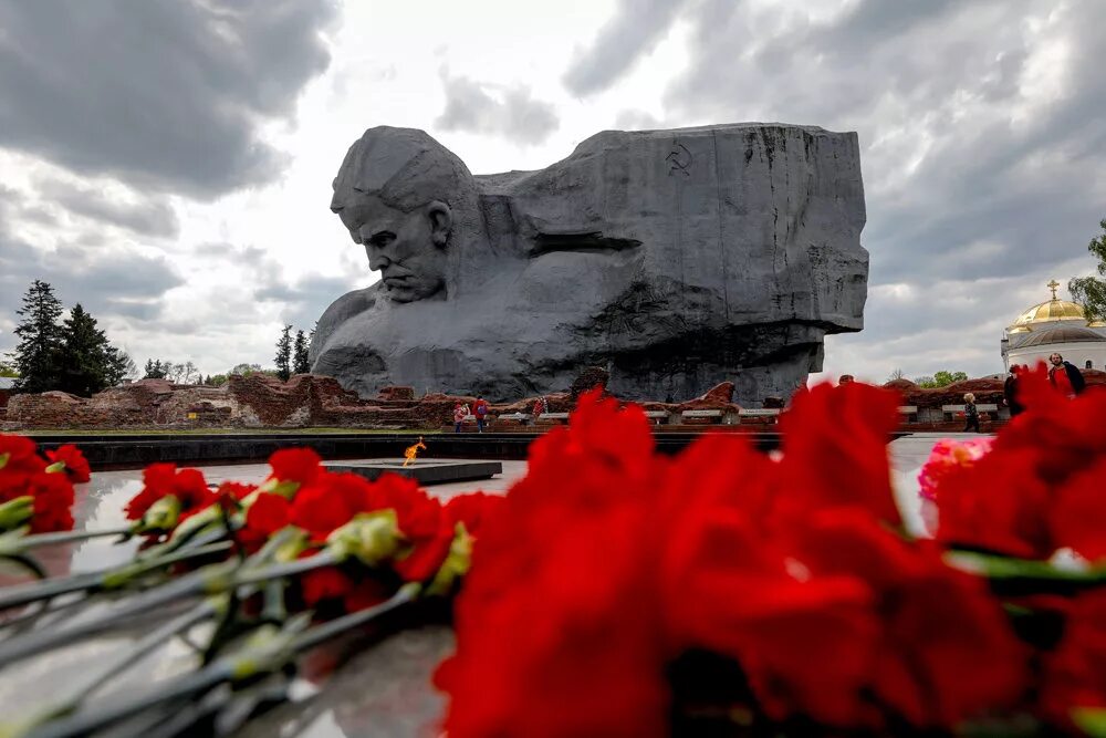 Брест в мае. Мемориал брестская крепость вечный огонь. брестская крепость город герой. брест вечный огонь. брест. мемориал брестской крепости..