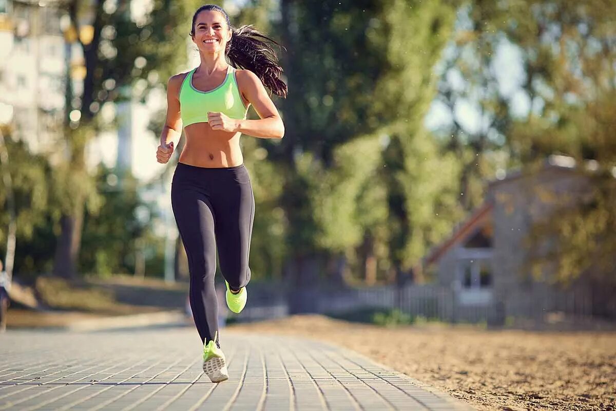 Summer sport. Бег трусцой (Джоггинг). Девушка бежит. Спортивная девушка бежит. Бег девушки.