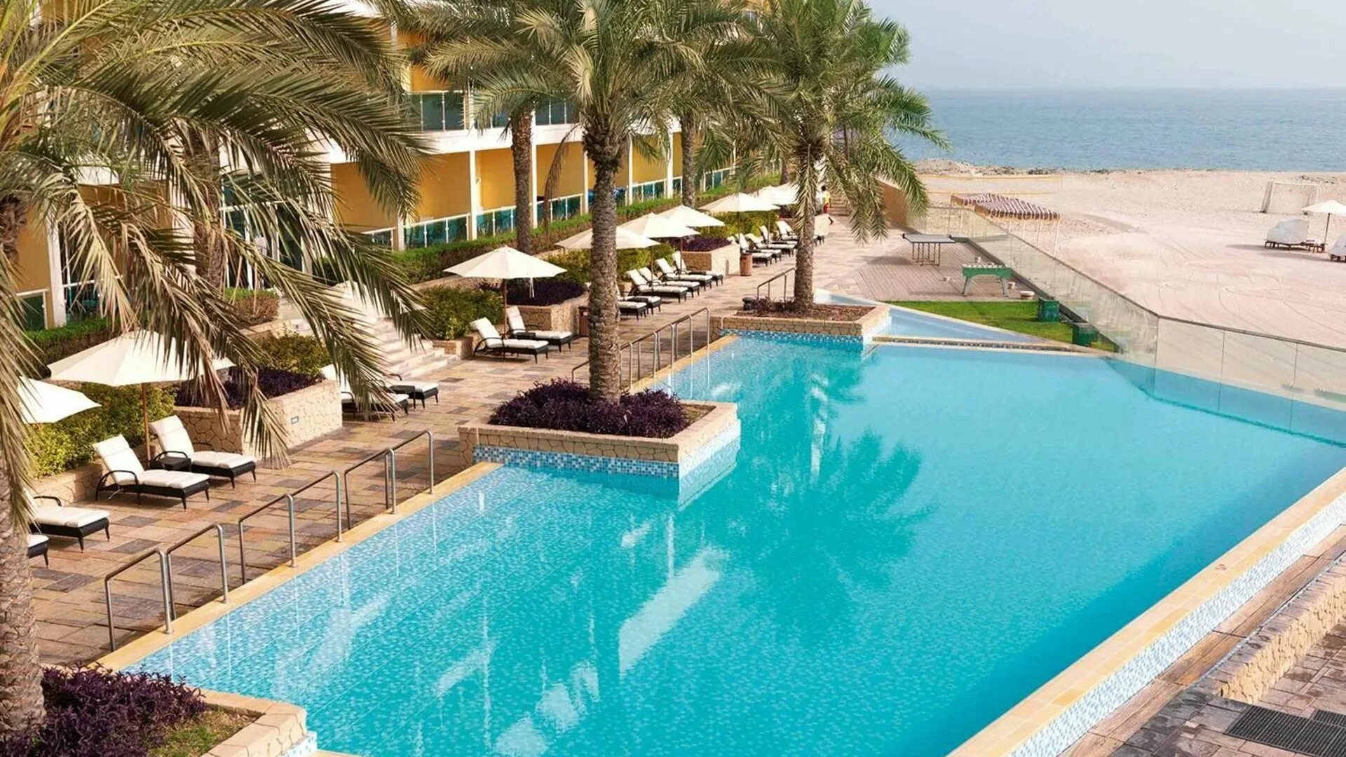 Radisson blu фуджейра. Отель Radisson Blu Fujairah Resort 5*. Рэдиссон Блю Резорт ОАЭ Фуджейра. Radisson Blu Resort Fujairah 5 ОАЭ. Отель Рэдиссон Фуджейра в ОАЭ.