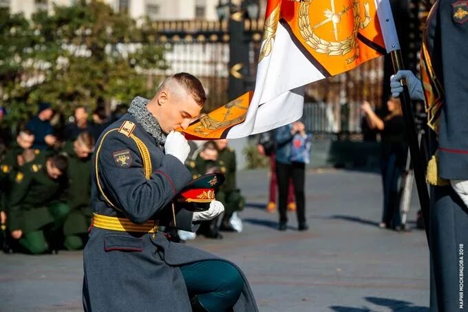 Офицер стоит. Прощание со знаменем. Военное Знамя. Прощание с боевым знаменем. Целование Знамени.