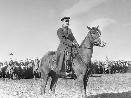 На этой фотографии запечатлены прославленные генералы кавалеристы