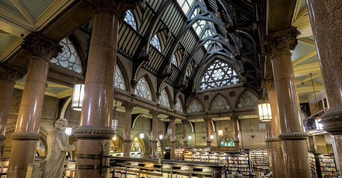 Самый большой книжный магазин в санкт петербурге. Библиотека Кодрингтон Великобритания. Книжный магазин. Библиотека фото.
