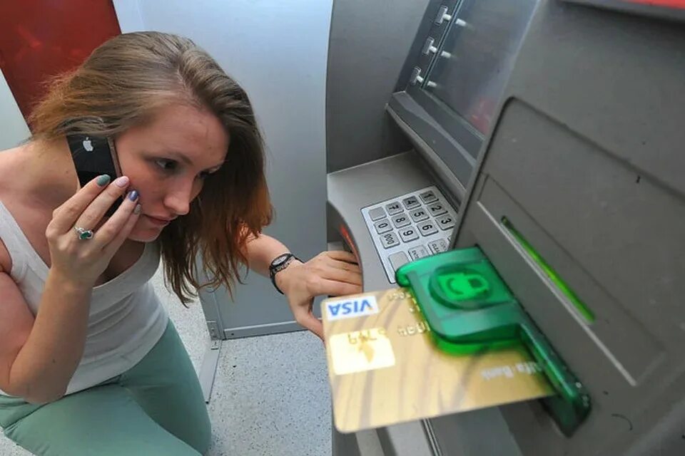 Мошенники от оператора. Мошенники Банкомат. Женщина у банкомата. Мошенничество с банкоматами. Обман в банкомате.