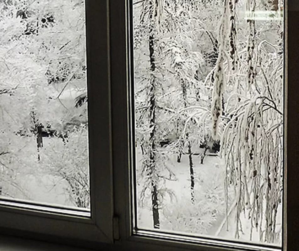 окно зимой. зимнее окно. морозное окно. зимнее окно. как выглядят зимние окна.