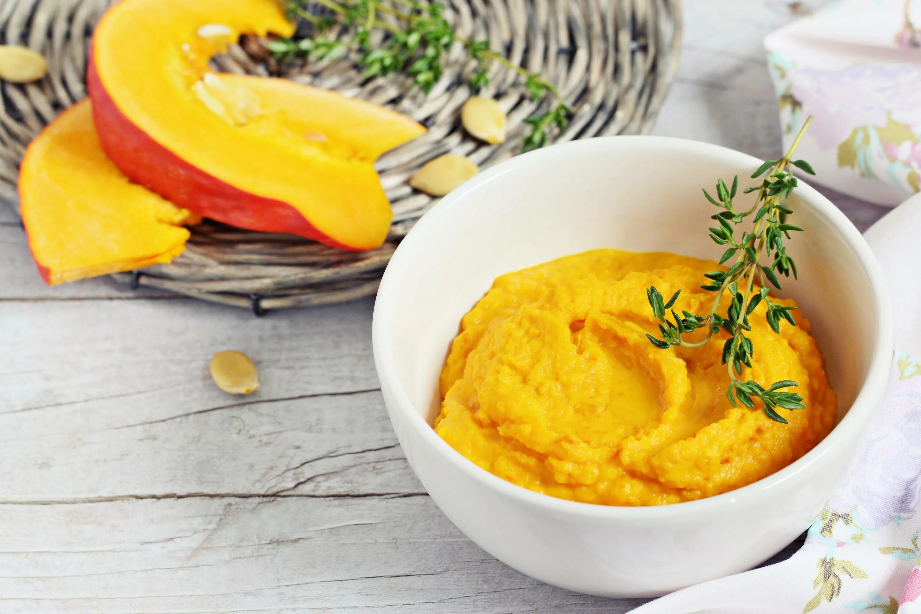 Пюре из тыквы с овощами. Тыквенное пюре. картофельное пюре с тыквой. картофельно морковное пюре. пюре из тыквы с курагой.