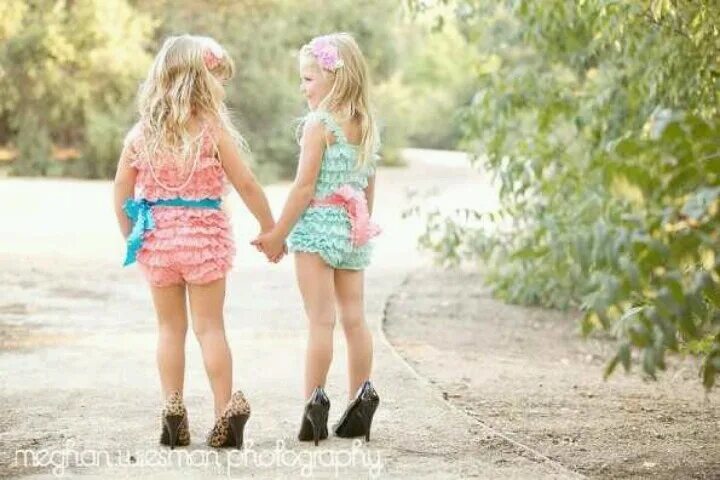 Cute little sister. Маленькие сестры развлекаются вместе. Фотосьемка в парке две сестры и лети. Cute little sister. Дети девочки обнимаются сестренками в кроватке.