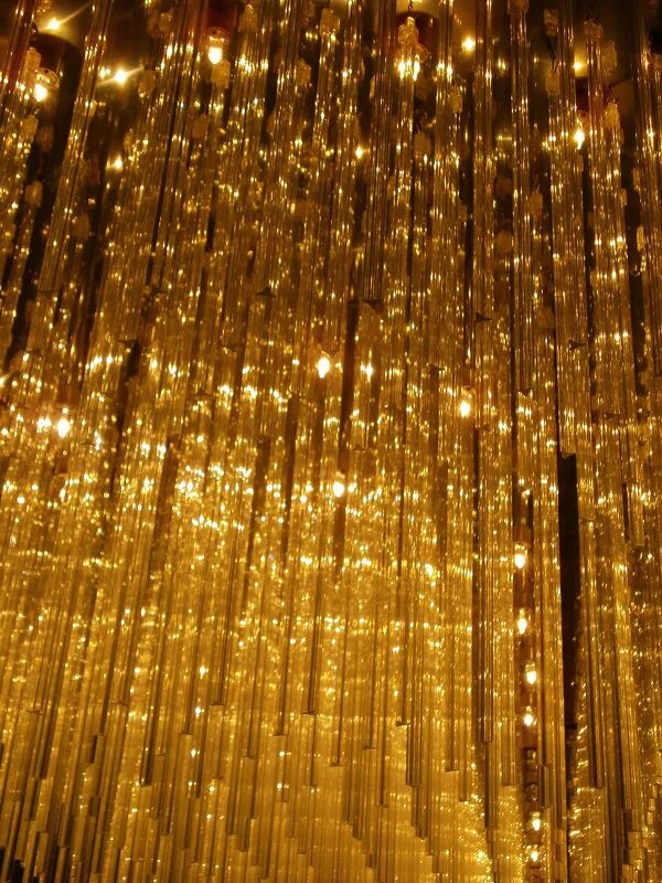 Золотой дождь золотой дождь. Стена из золотого дождика. Золотистый дождик. Дождь из золота.