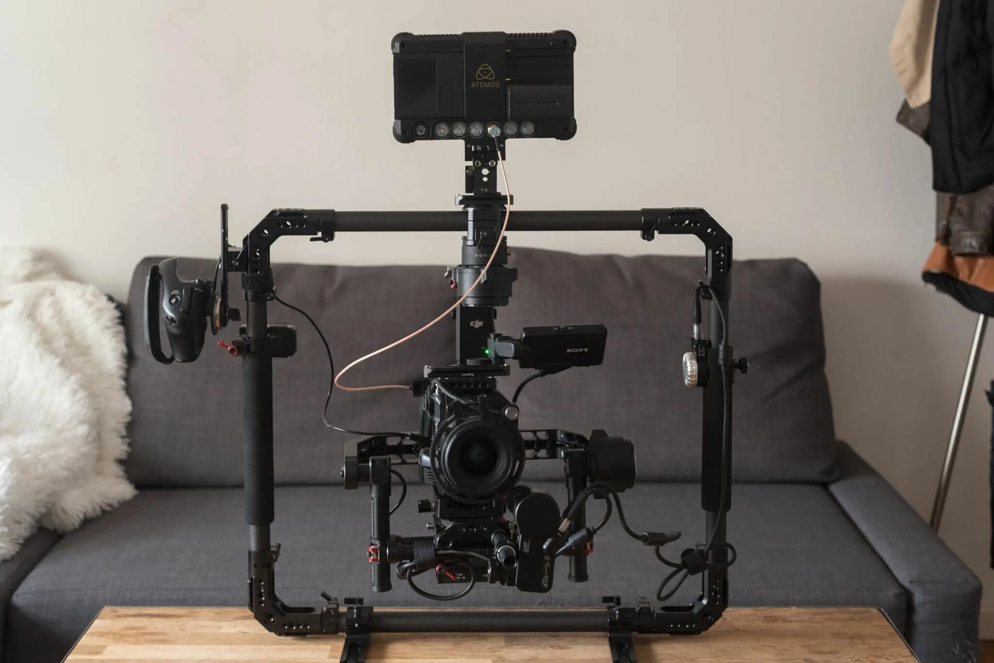 Aspect ronin 29 2024. Blackmagic 6k Ronin. DJI Ronin Blackmagic. Ronin MX Blackmagic 6k. Blackmagic 6k на штативе.