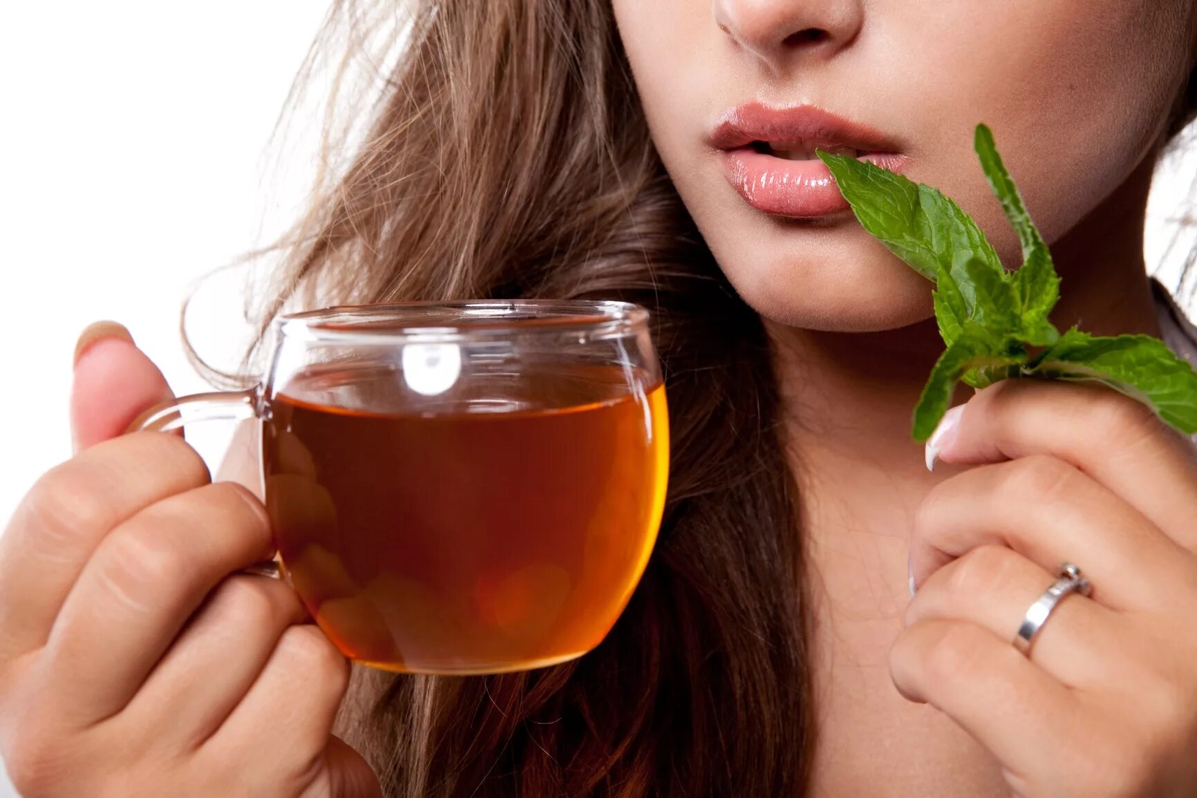 Девушка пьет зеленый чай. Женщина пьет чай с травами. Женщина пьет травяной чай. Настой. Полоскать рот народными средствами