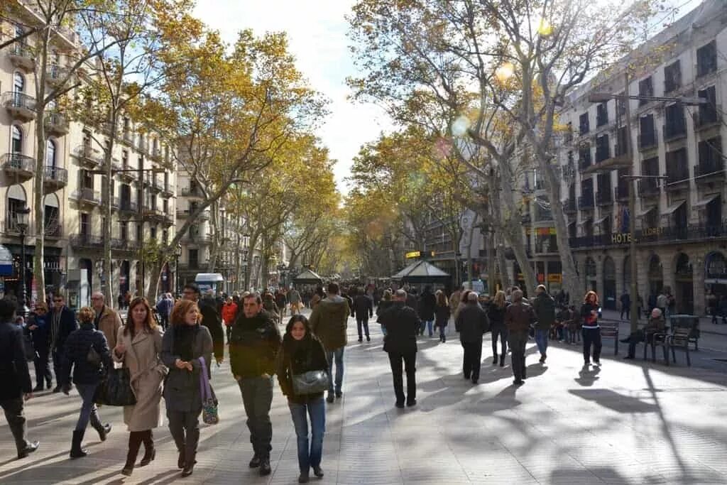 Барселона погода сегодня. Барселона в ноябре. Барселона ноябрь город. Барселона октябрь фото. Барселона климат.