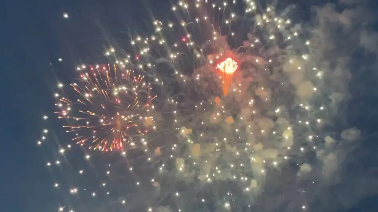 Салют 12 июня чебоксары. Акватория оби салют барнаул. салют 9 мая. салют в день города вологда 2025.