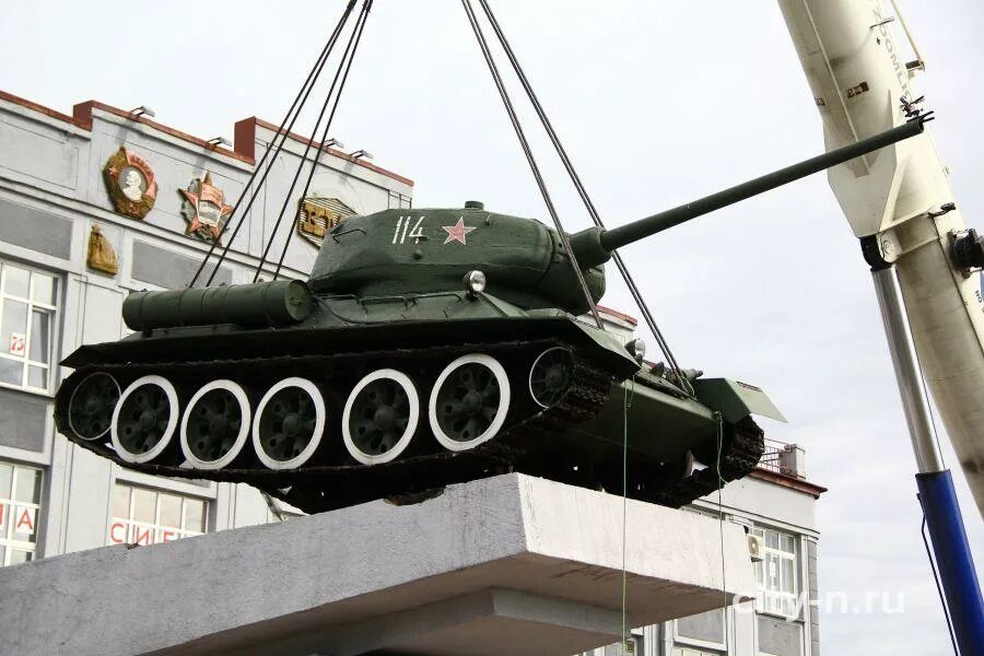 На бетонном пьедестале танк застыл. Танк удтк в праге. Каргинская мельница. Черновцы танк. На высоком пьедестале танк застыл.