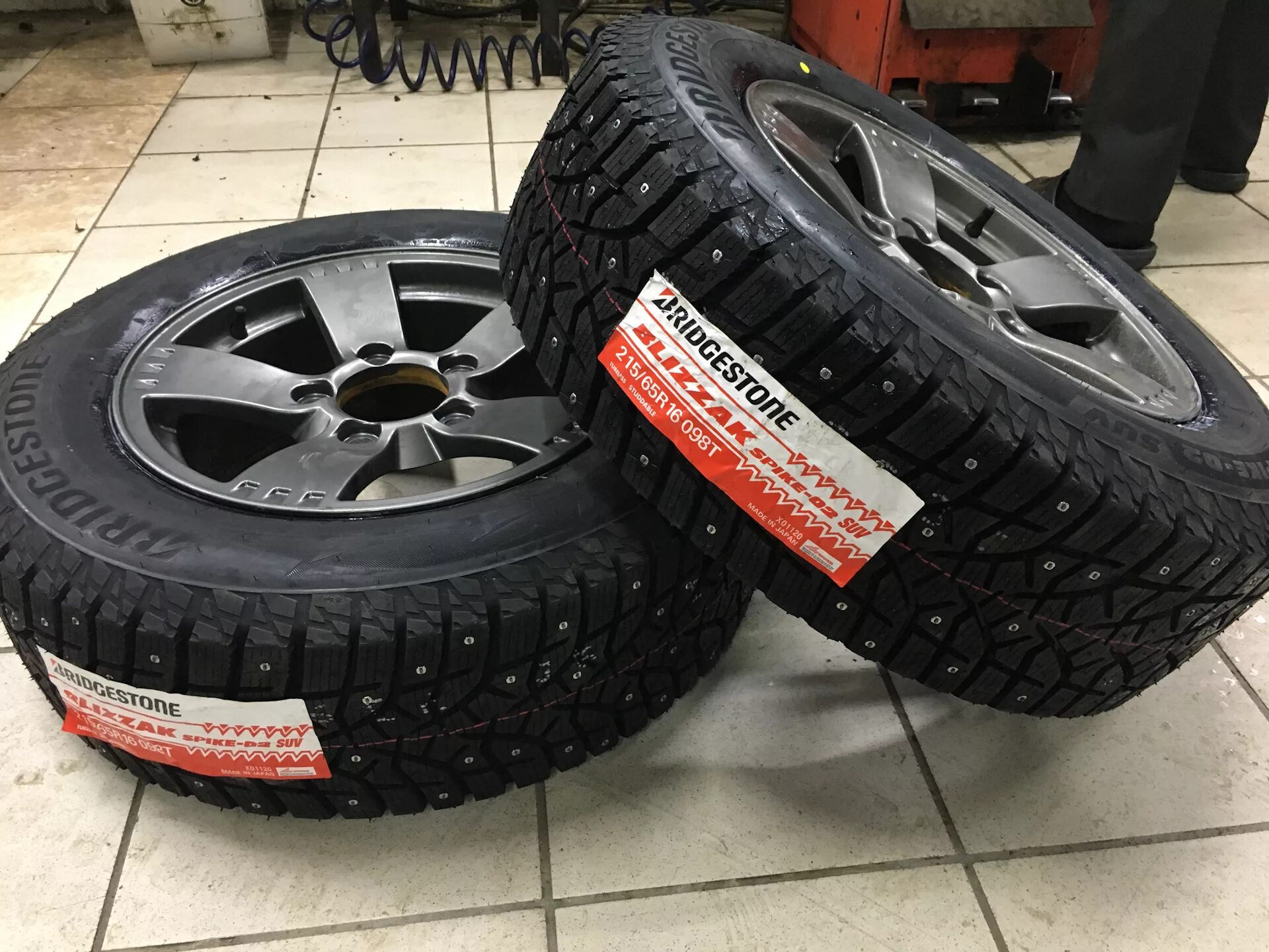 Шины бриджстоун спайк. Bridgestone Blizzak Spike-02 SUV 215/65 r16. Bridgestone Blizzak Spike-02. Bridgestone Blizzak Spike-02 SUV. Шина Bridgestone Blizzak Spike-02.