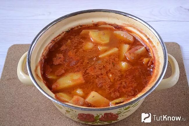 Картошка с тушенкой в кастрюле с морковью. Картофель с томатной пастой. Тушёная картошка с тушёнкой в кастрюле. Картошка с тушенкой в кастрюле. Картошка с тушенкой и томатной пастой.