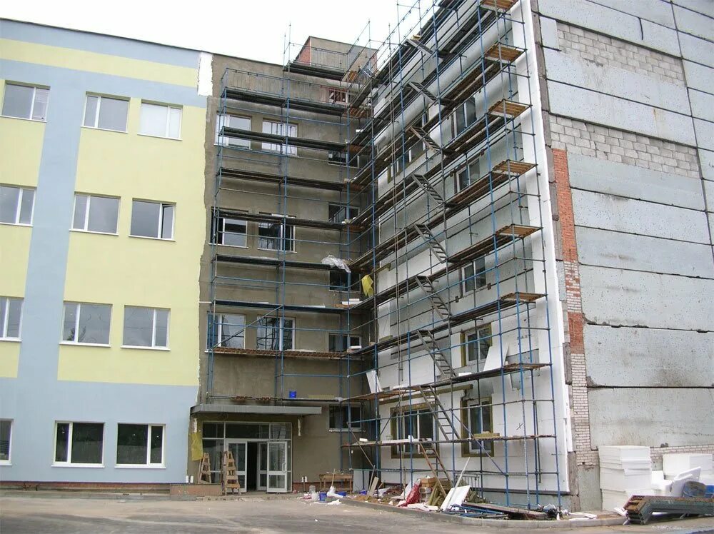 Услуга фасад. Ремонтируют фасады домов в Луганске. Ремонт фасада 650х500х220.