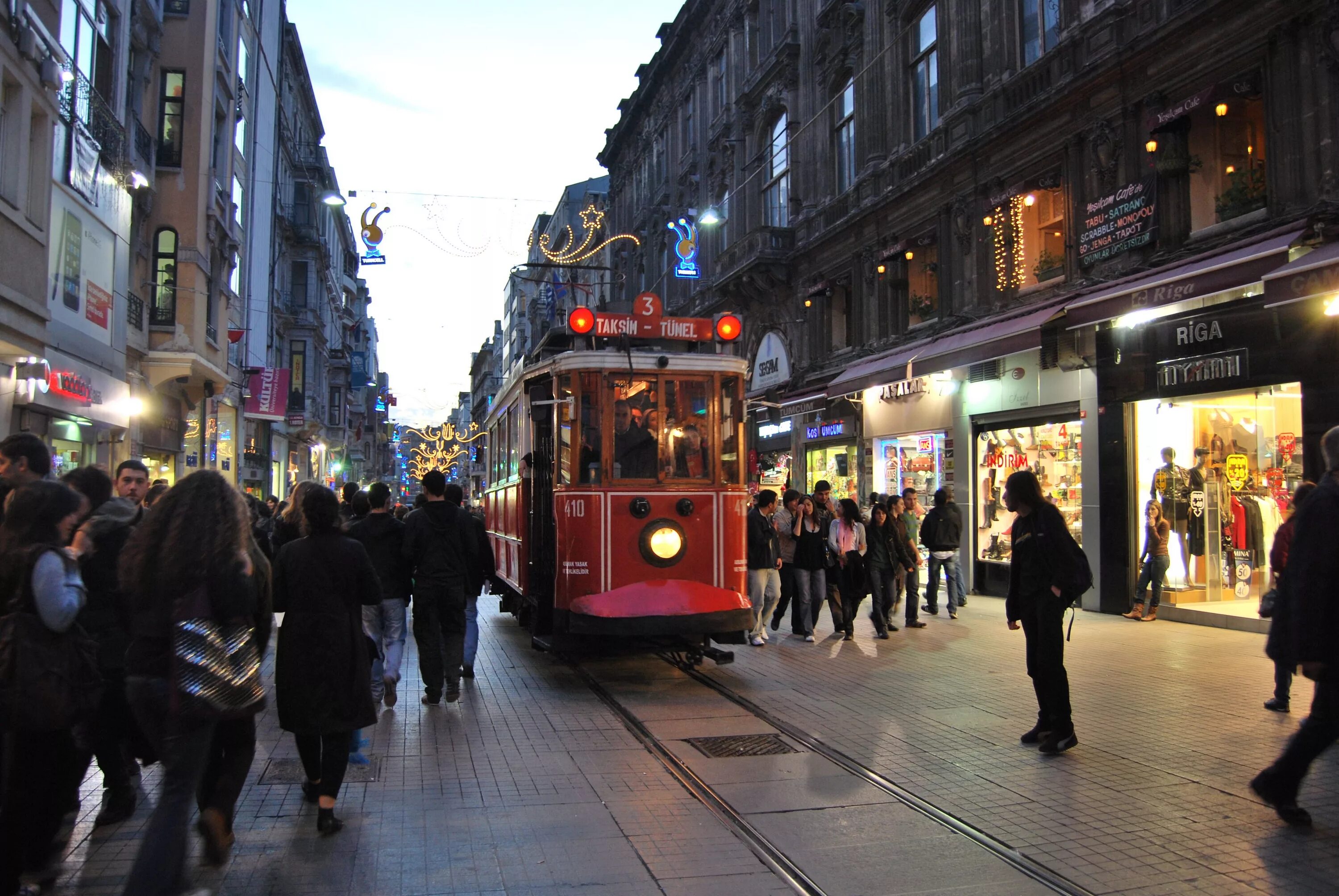 Истикляль. Таксим Истикляль. Истикляль Стамбул. Улица Истикляль в Стамбуле. Таксим Стамбул.