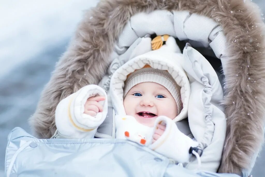 Сколько гулять с новорожденным в месяц. Ребенок в коляске. Дети зимой. Во что одевать новорожденного зимой на прогулку. Малыш в коляске зимой.