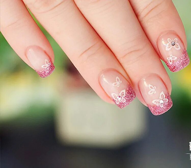 Розовый маникюр с блестками на кончиках. Маникюр розовый френч с блестками. Маникюр с цветочками на кончиках ногтей. Гелевые ногти розовый френч. Розовые ногти френч блестки.