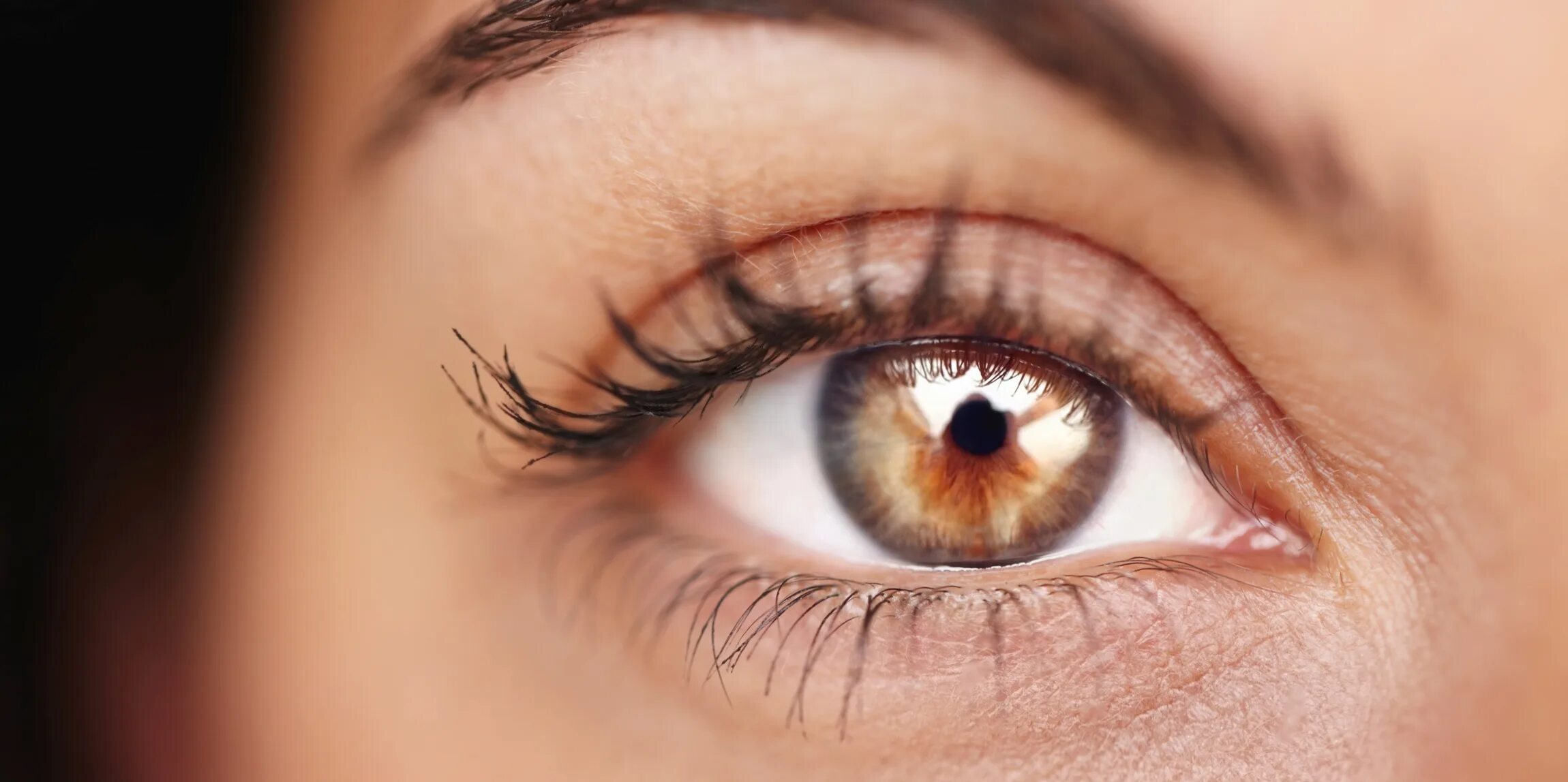 Dark circles under the eyes. Заинтересованные глаза. Распахнутые глаза. Гетерохромия радужки. Широко открытые глаза.