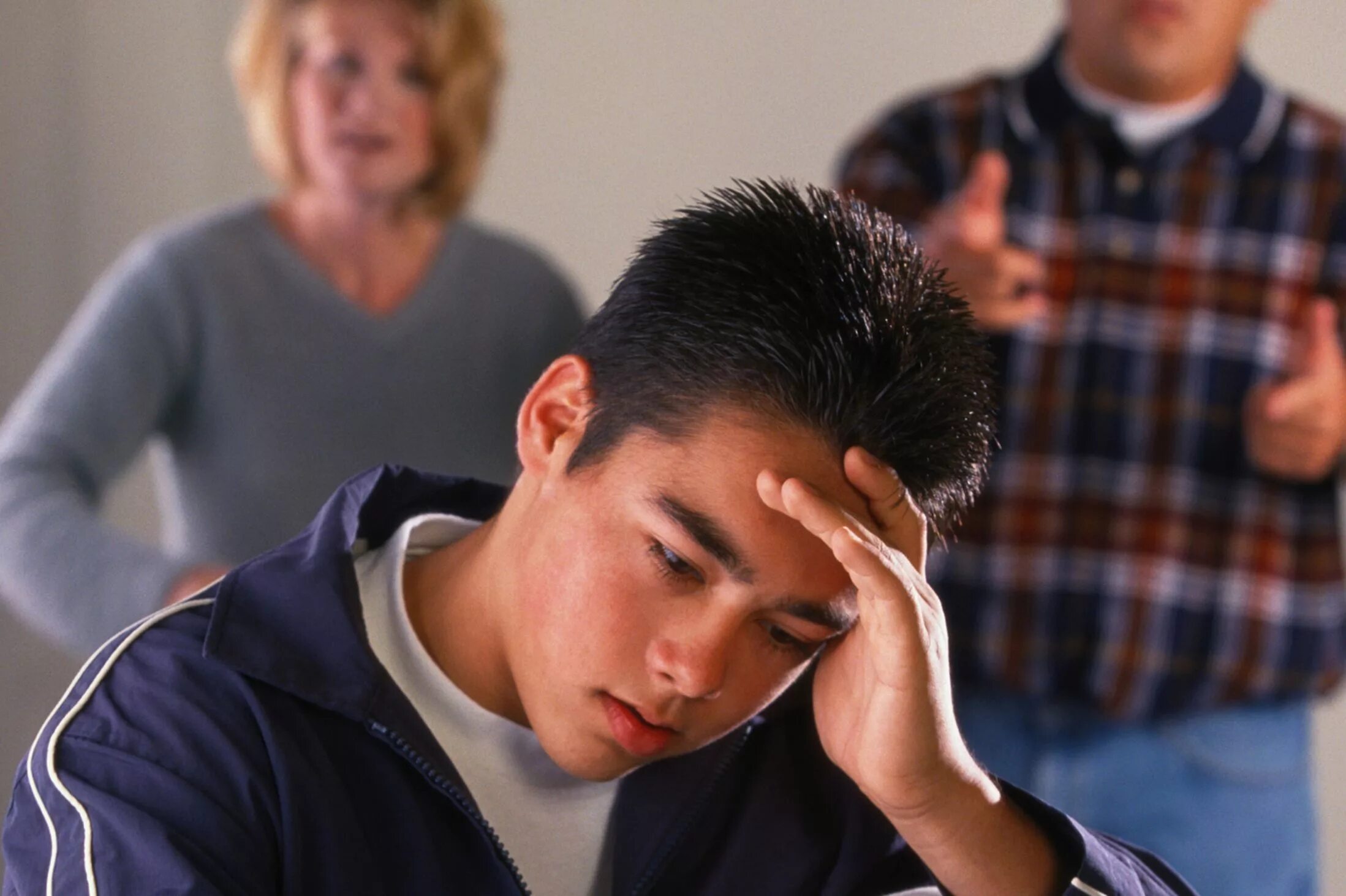 Подросток дрожит. Подросток. Подросток дрожит. Подросток дрожит. Одиночество подростков.