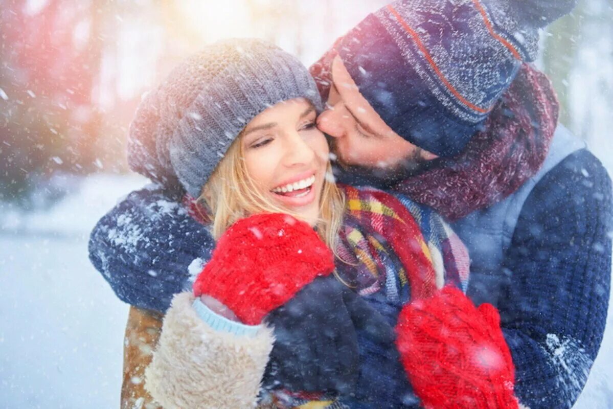 Обнимаю зимой. Влюбленные зима. Зима любовь. Зимняя романтика. Люди зимы.