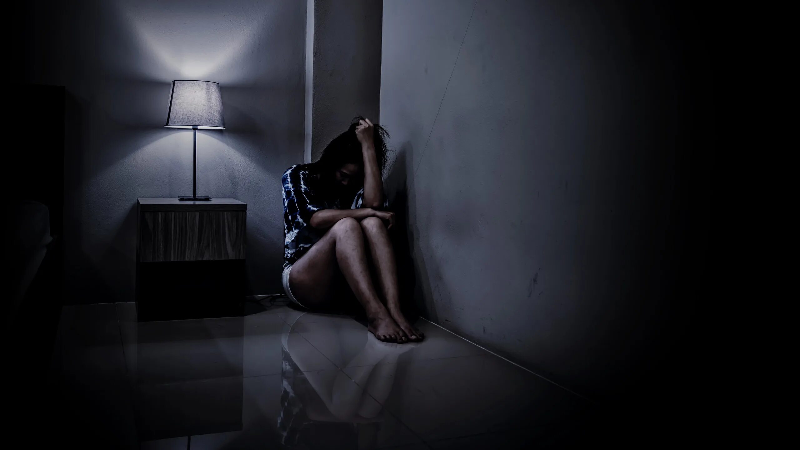 Фотосессия в темной комнате. Зима снег за окном. Одинокая девушка. Тихо в комнате темной. Полумрак в комнате.