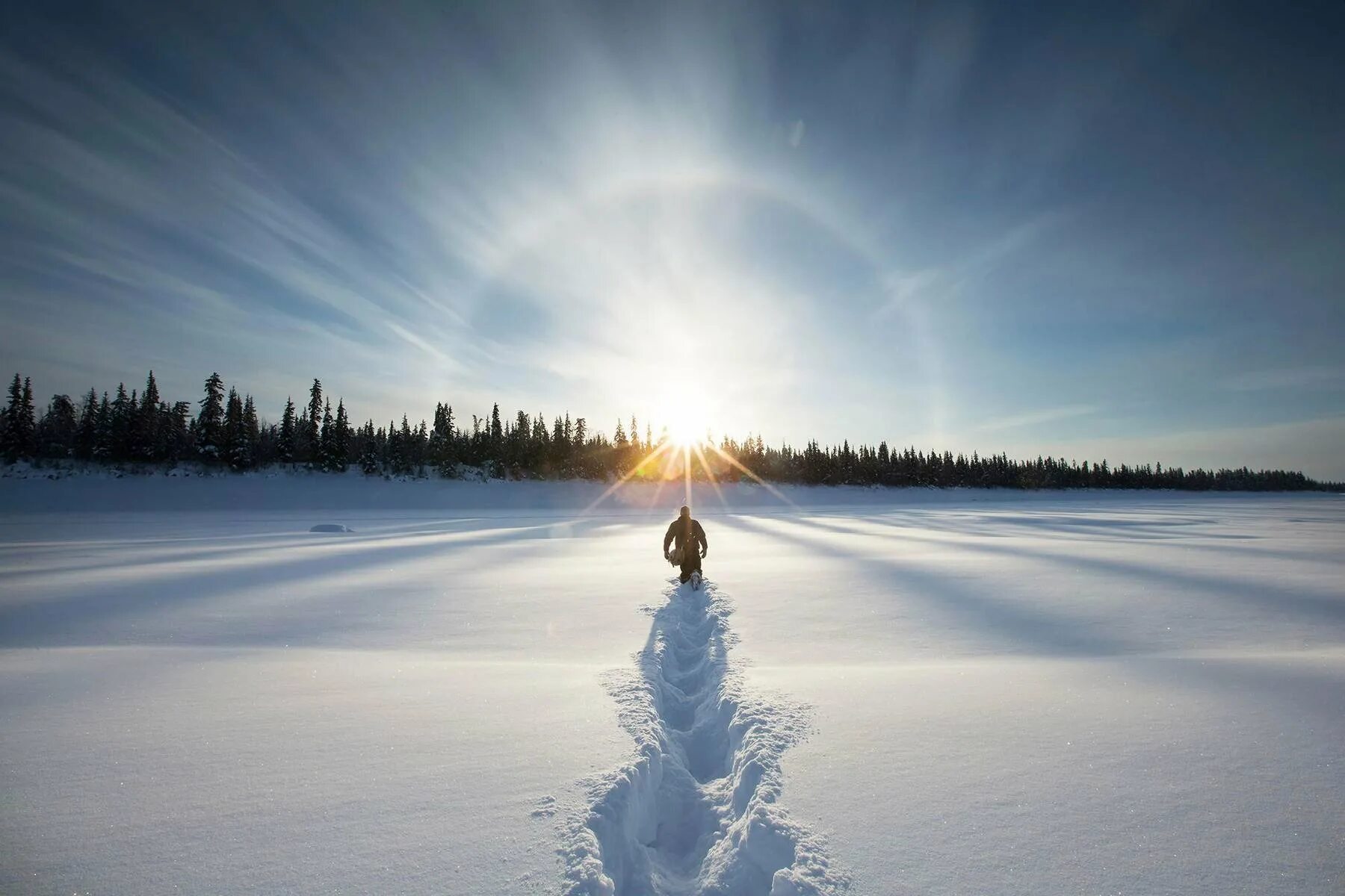 Идешь зимой по полю тишина. Зимнее солнцестояние. День зимнего солнцестояния. Зима солнце. Зима солнце снег и люди.
