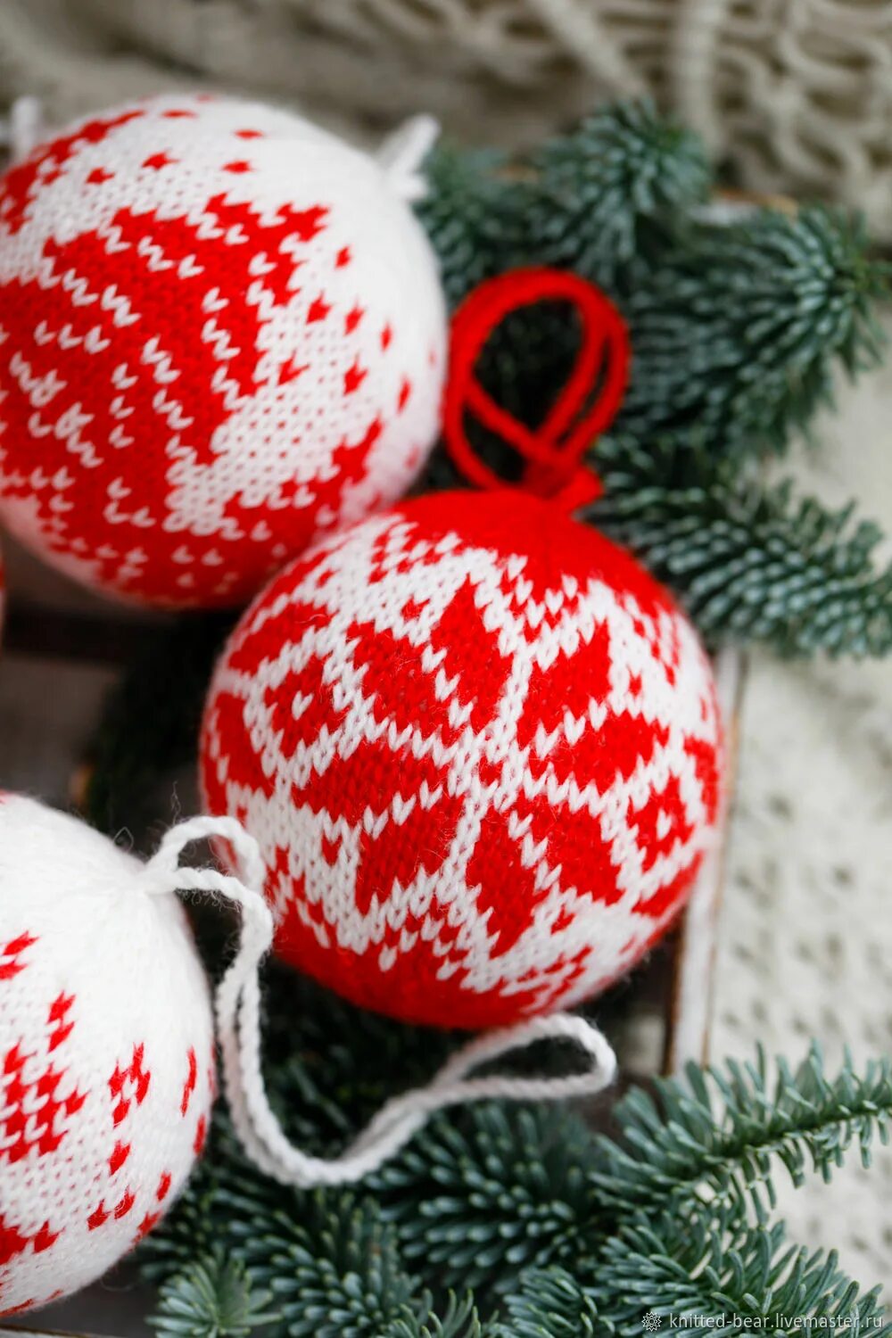 Новогодние шары крючком. Новогодний шар крючком. Шарики на елку крючком схемы и описание. Вязаные шары на новый год. Вязаные елочные шары.