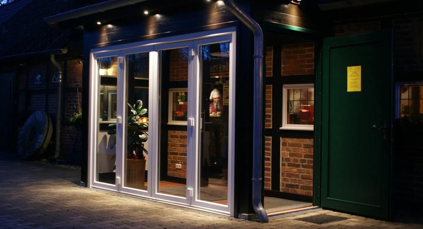 Дверь в кафе. Входная группа гостиницы. Дверь в таверну. Входная дверь в ресторан. Дверь в ресторан.