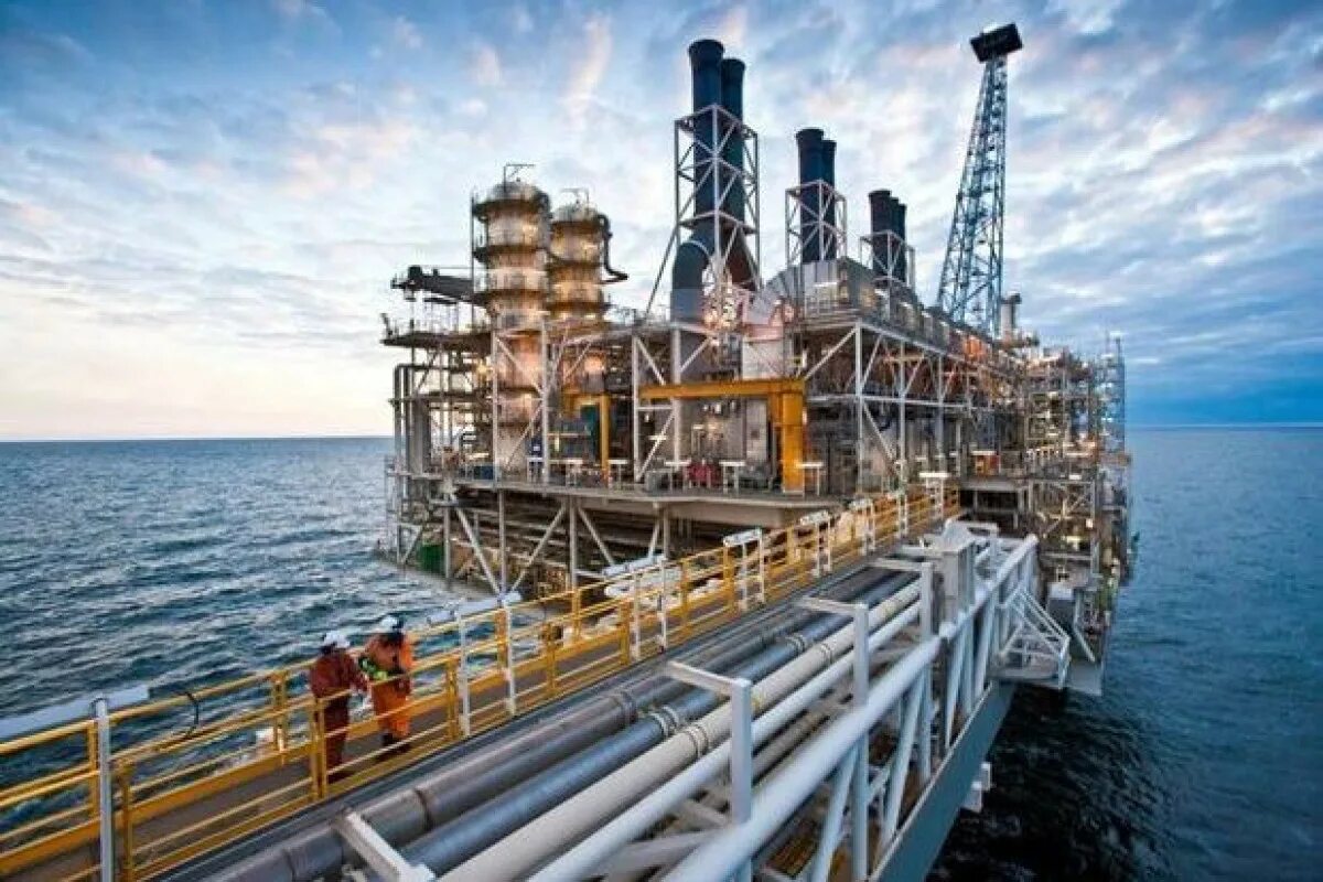 Нефтя ое. Нефтегазовое месторождение. каспийское море промышленность. тур по нефтяным месторождениям. открытые месторождения нефти.