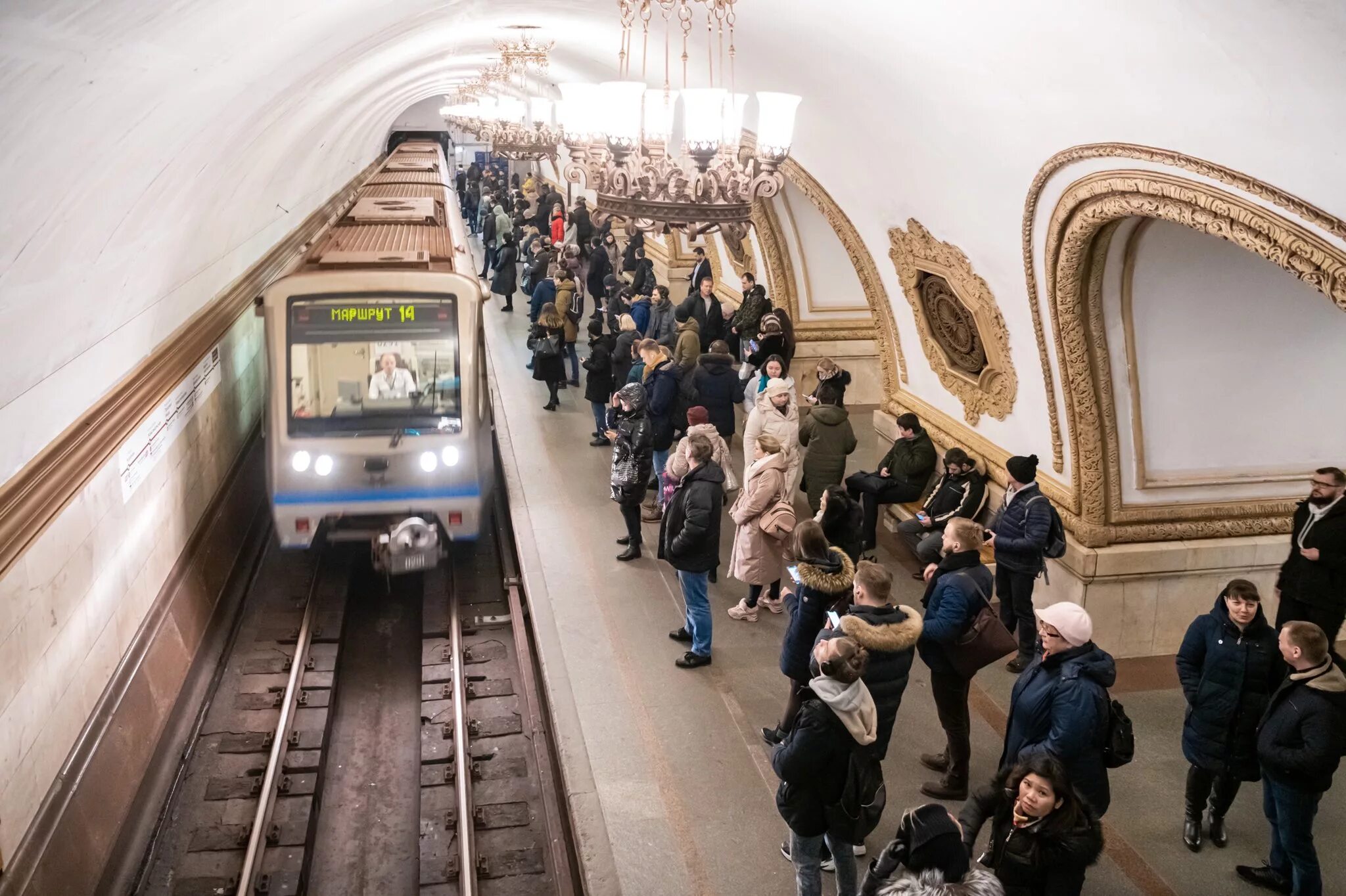 Поставь время на станции. Станция МИТРО В Москве. Московский метрополитен сейчас. Метро поезда Московского метрополитена. Люди на станции метро.