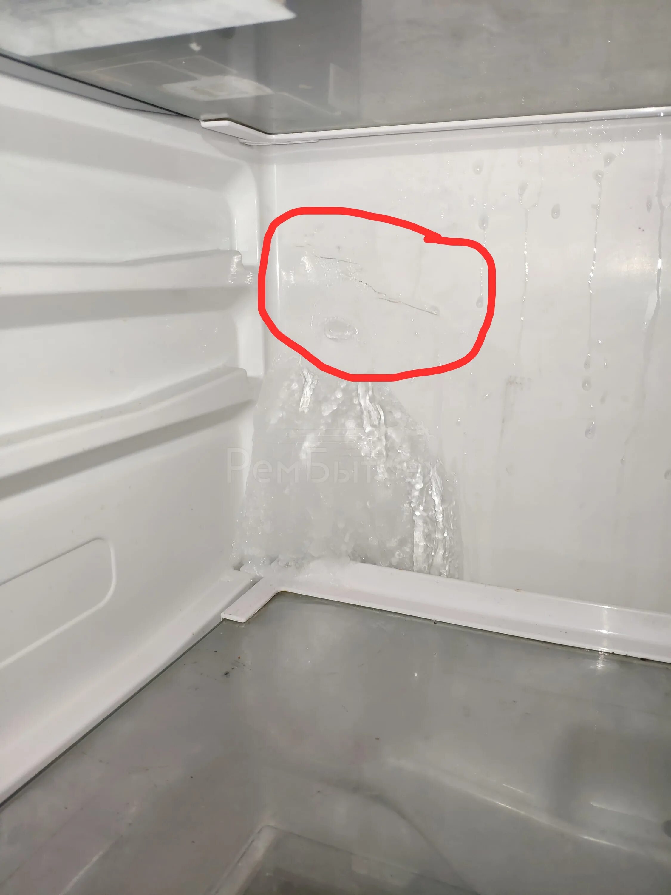 Почему в холодильнике образуется лед. Холодильник БЕКО внутри холодильная камера. Холодильник самсунг внутри холодильной камеры. Задняя стенка холодильника самсунг ноу Фрост. Холодильник Индезит морозилка намерзает лед.