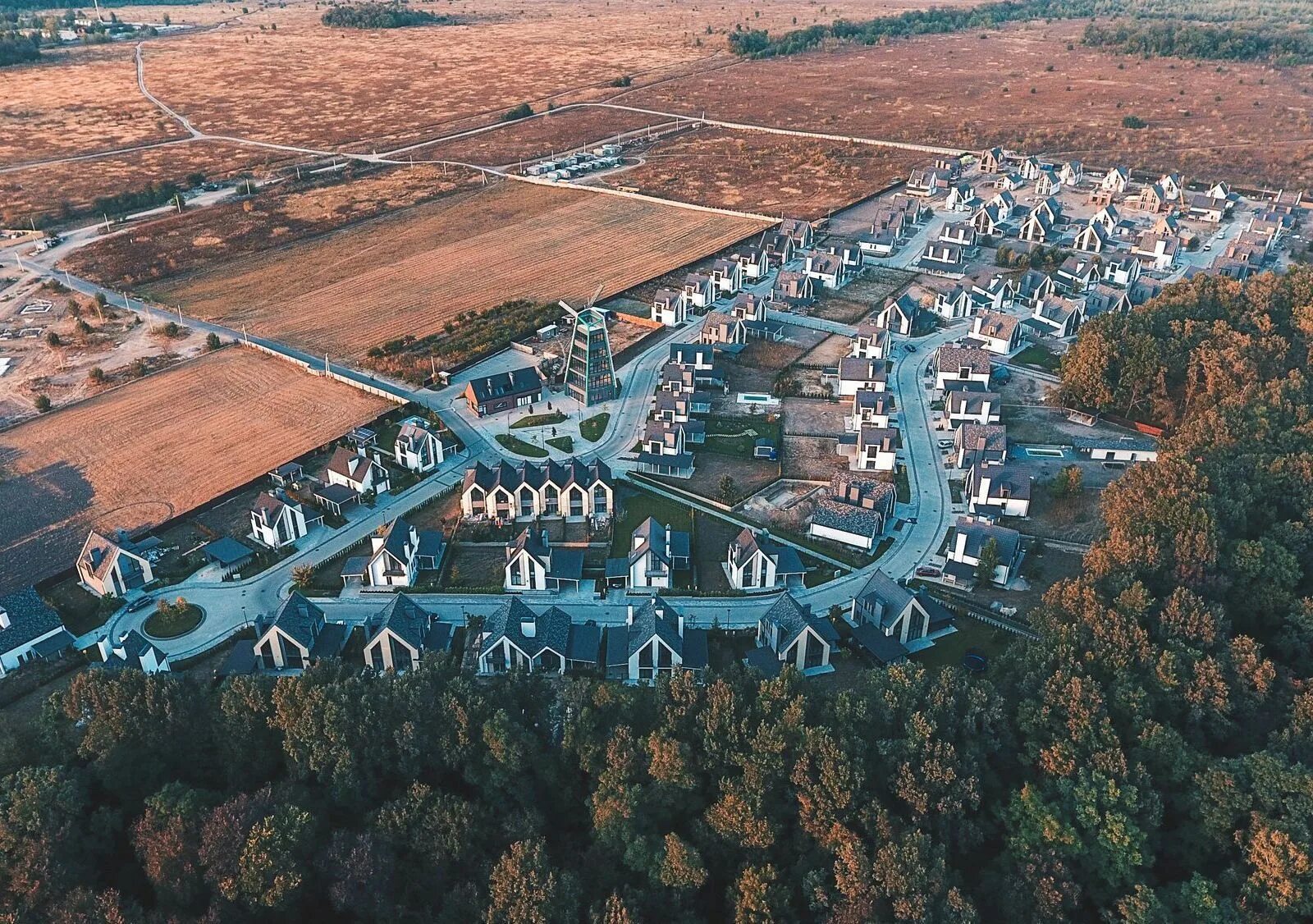 Шарлык парк Луна Оренбургская. Лунапарк поселок Луна. Поселок Villaggio Киевская область. Villaggio Украина Villaggio коттеджный поселок.