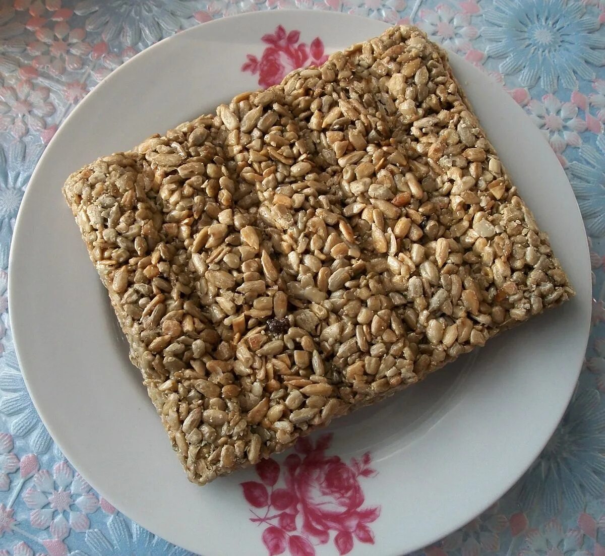 Козинаки с грецким орехом. Козинаки семечки. Козинаки из семечек. Козинак грузинский. Козинаки восточные сладости.